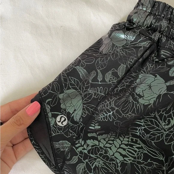 Lululemon Hotty Hot Shorts Size 8 - Picture 3 of 4